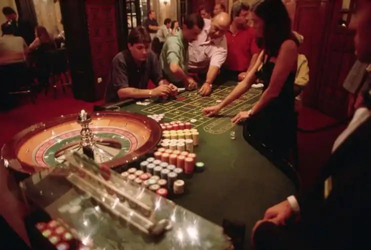 Phòng live casino pg999 với các bàn baccarat và roulette trực tiếp cho người chơi Việt Nam