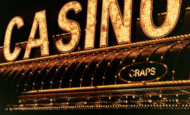 Bàn Baccarat live casino pg999 với dealer thật phát trực tiếp qua màn hình cho người chơi Việt Nam
